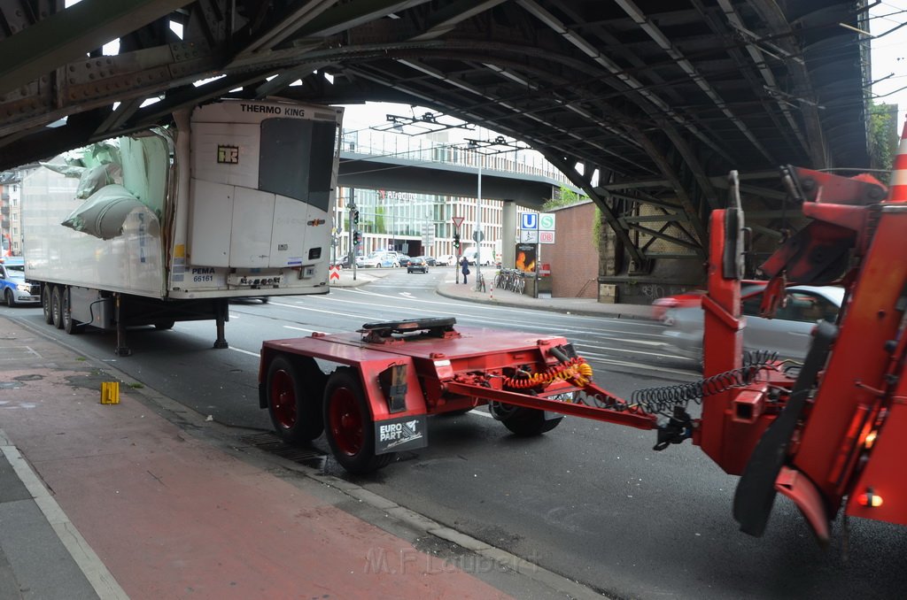 LKW blieb an Bruecke haengen Koeln Deutz Opladenerstr P059.JPG - Miklos Laubert